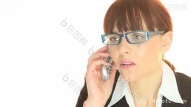 一位戴着眼镜、表情忧伤的美女在电话里接到了坏消息